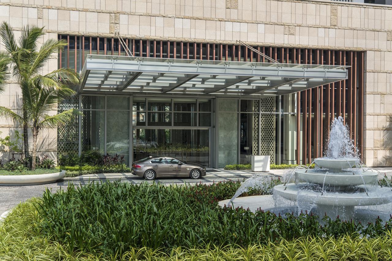 Shangri-La 콜롬보 외부 사진 The entrance of the Ritz-Carlton, Marina Beach, Chennai